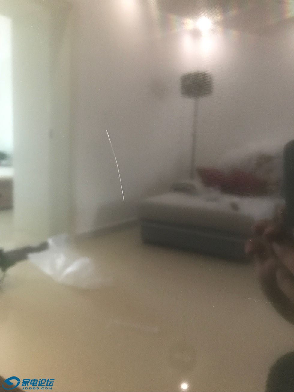 新买的索尼电视屏幕几道划痕,难受。