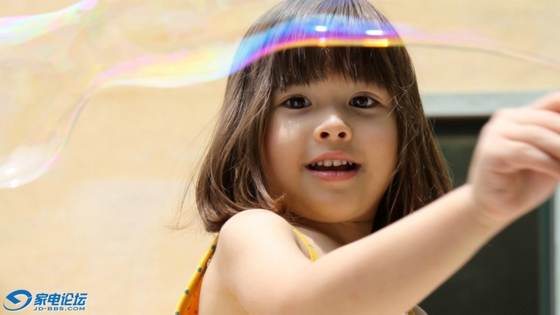 Cute-girl-play-with-soap-bubbles_1920x1080.jpg