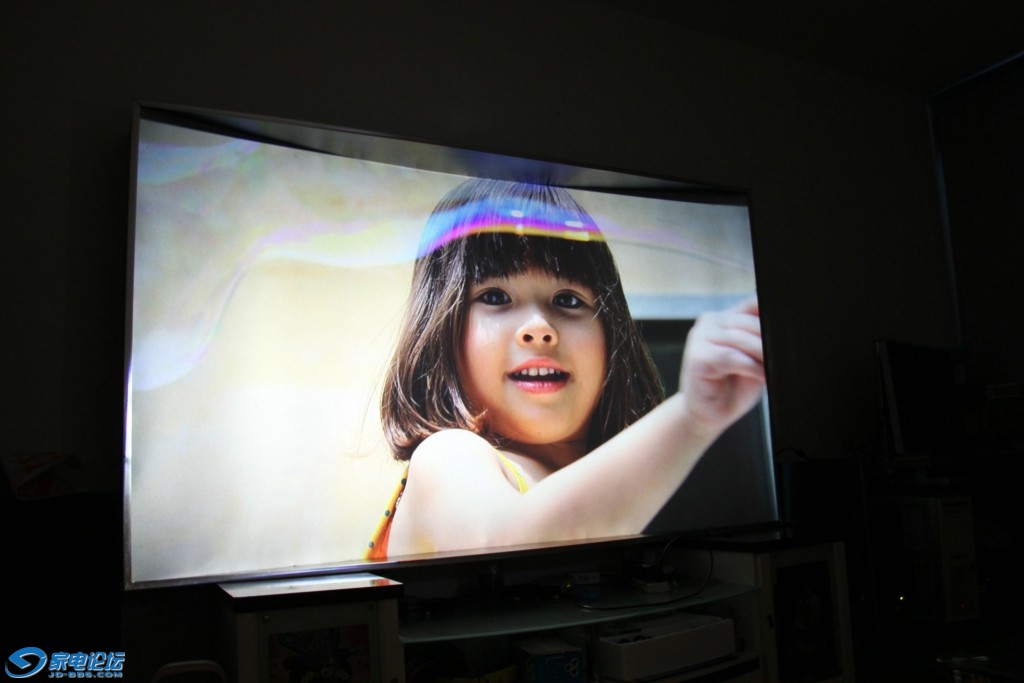 Cute-girl-play-with-soap-bubbles_1920x1081.jpg
