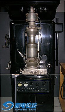 220px-Ernst_Ruska_Electron_Microscope_-_Deutsches_Museum_-_Munich-edit.jpg