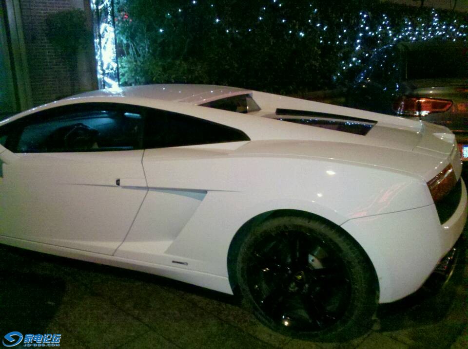 昨晚在路上看到一辆蓝波基尼,真漂亮.