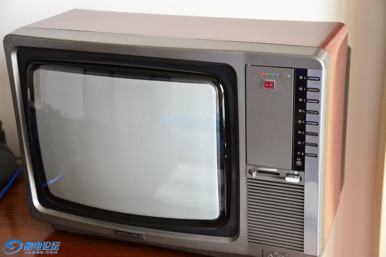 抬眼进来看看我家这台1981买的彩色电视机,可谓全新哦
