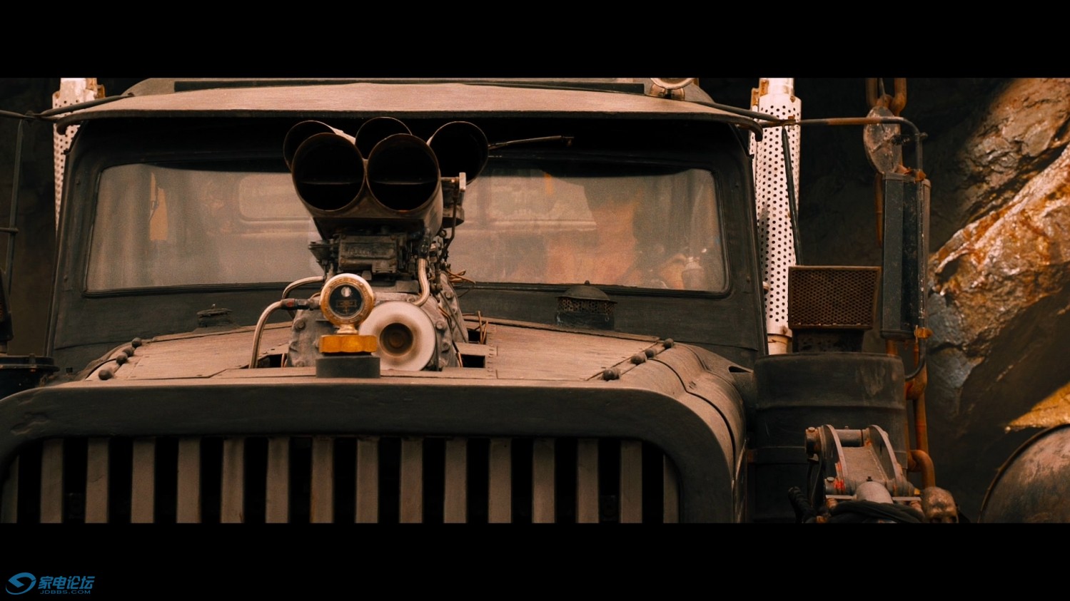 01-˹4֮· Mad Max Fury Road 2015 1080p Blu-ray AVC TrueHD 7.1 A.jpg