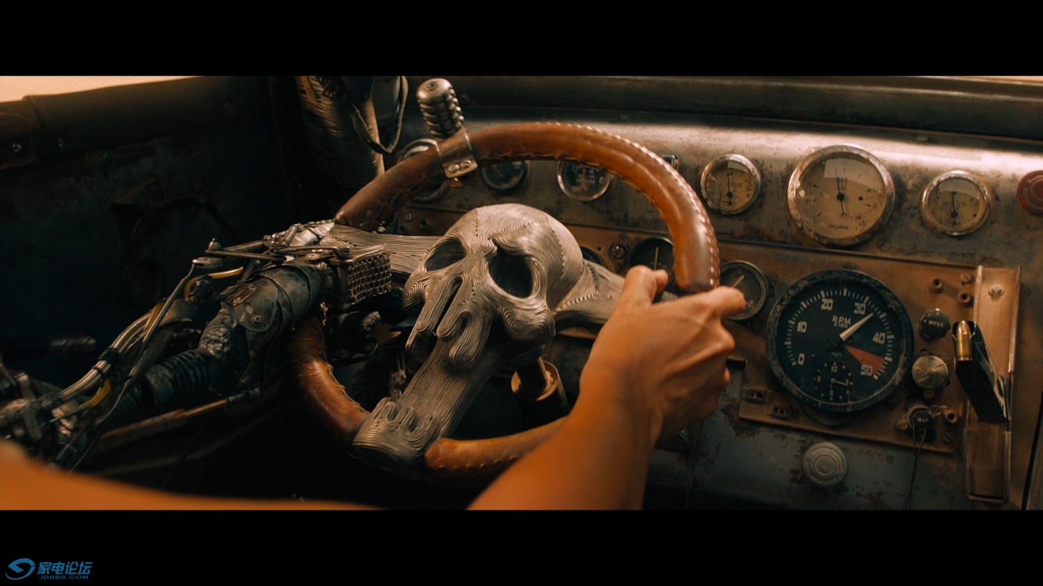 05-˹4֮· Mad Max Fury Road 2015 1080p Blu-ray AVC TrueHD 7.1 A.jpg