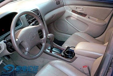 390px-Lexus_ES_300_MCV20_front_interior.jpg