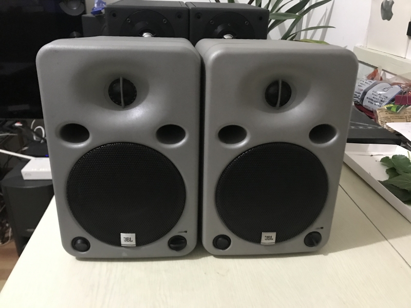 JBL LSR25P