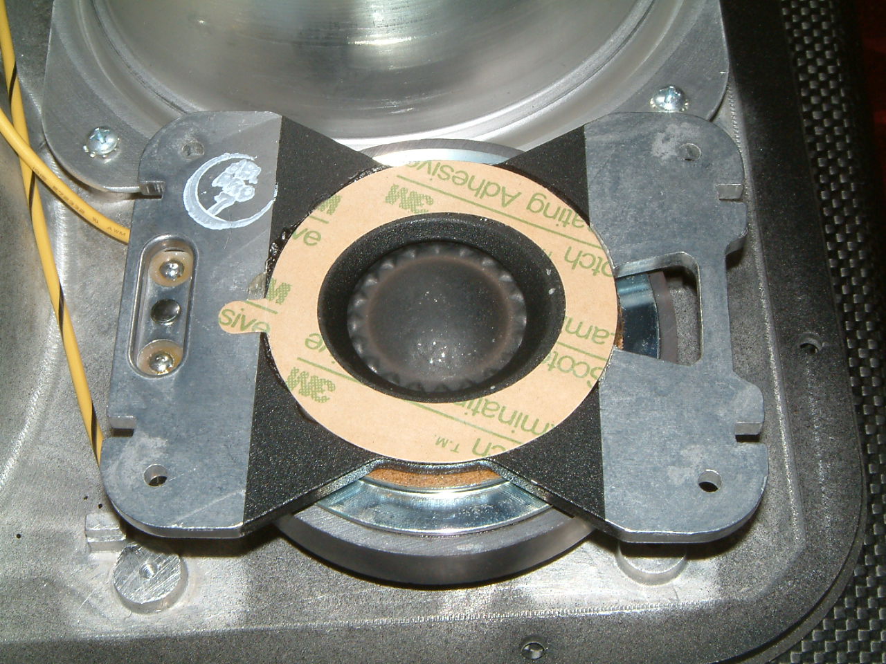 ��Ĥ����һ�����Դֲڵĺ�ɫͿ��