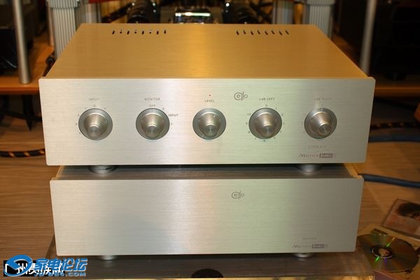 MJ 2010 Cello CHORALE preamp & MASTERS power supply.jpg