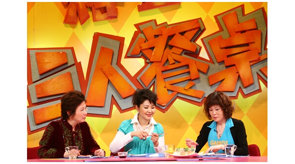 由知名主持人方琼(中)主持的《三人餐桌》微波美食节目2007年,暨微波